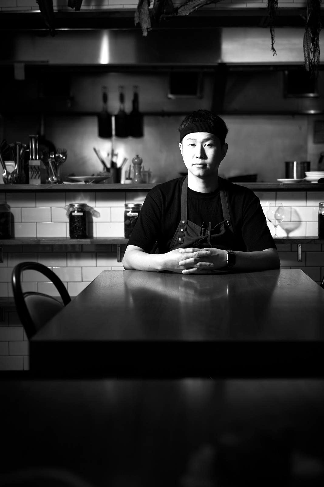김봉수 셰프 — 블그레 주방, 테이블에 앉은 초상