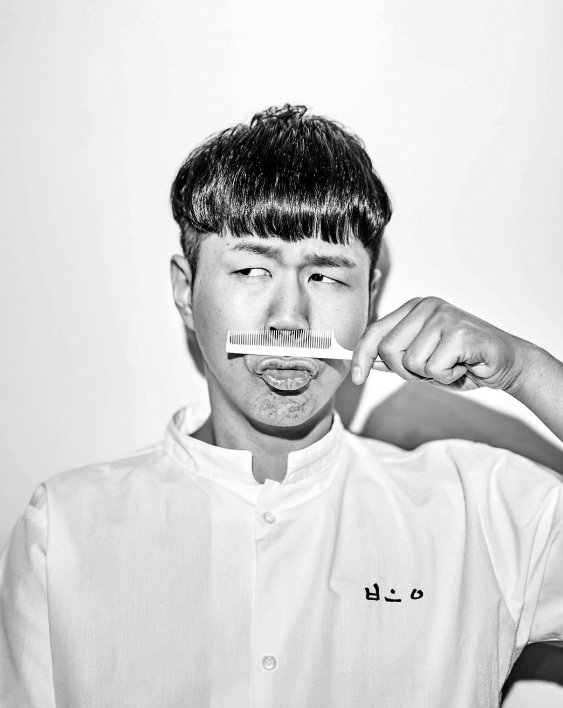 김봉수 셰프 — 빗을 콧수염처럼 든 장난스러운 초상