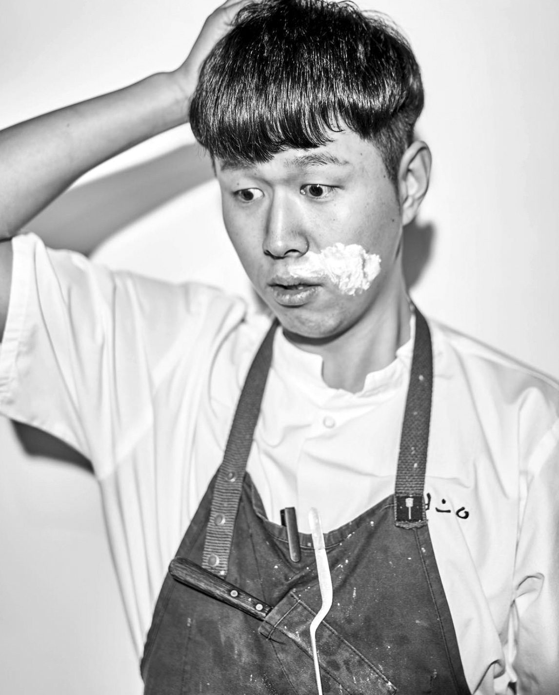 김봉수 셰프 — 밀가루가 묻은 얼굴, 장난스러운 순간